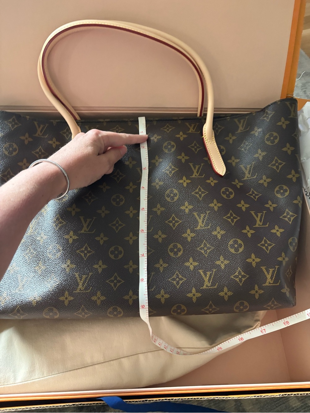 Louis Vuitton Monogram Tote with Natural Vachetta Handles - Picture 3 of 15